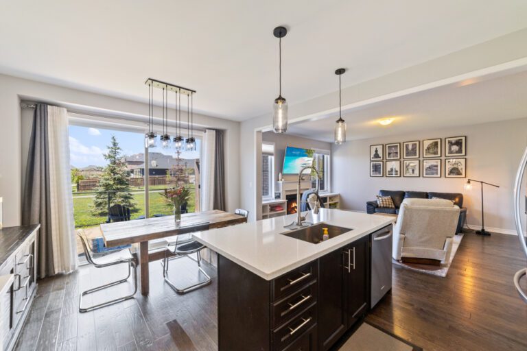 569 Langholm St-12