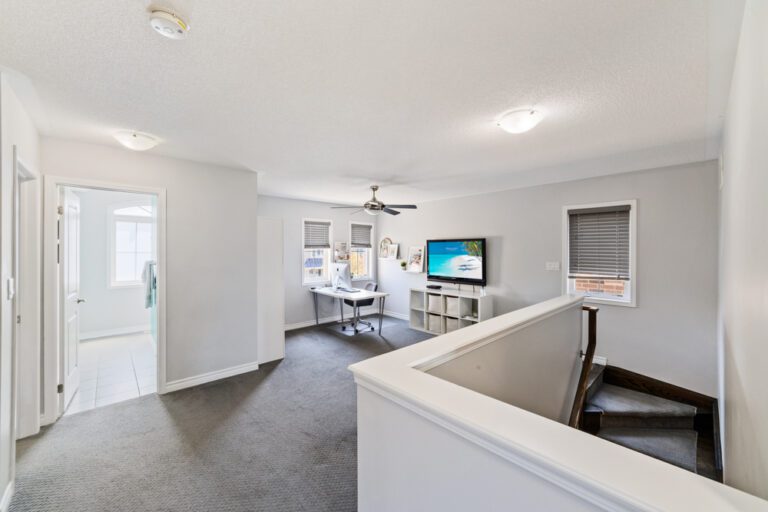 569 Langholm St-16