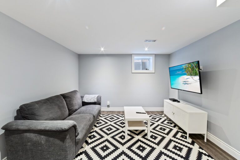 569 Langholm St-28