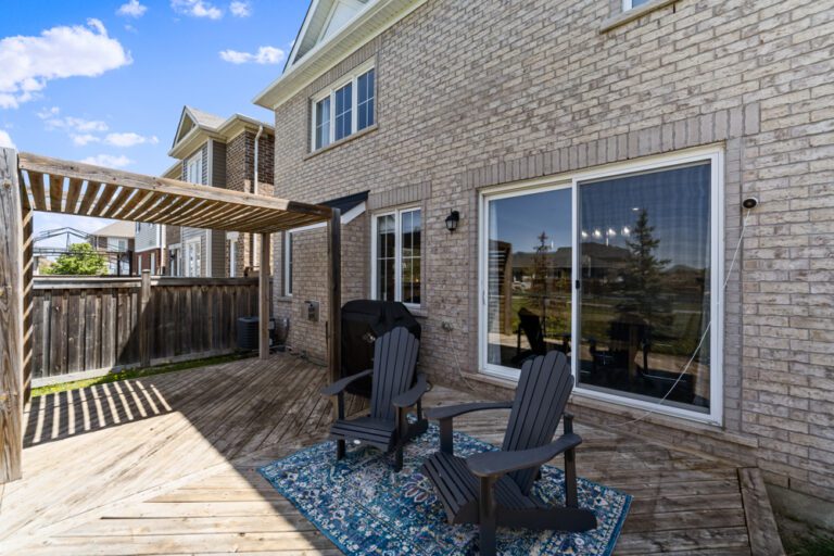 569 Langholm St-32