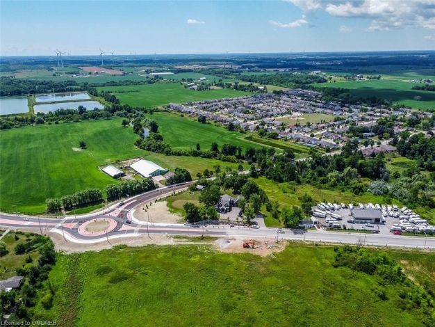 An aerial view of a green area with lots of trees.